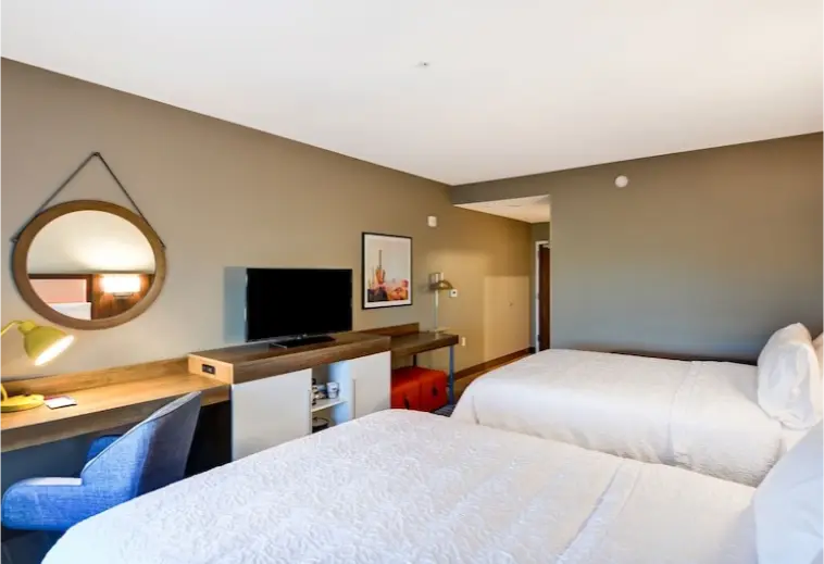 Hampton Inn and Suites Tucson bedroom