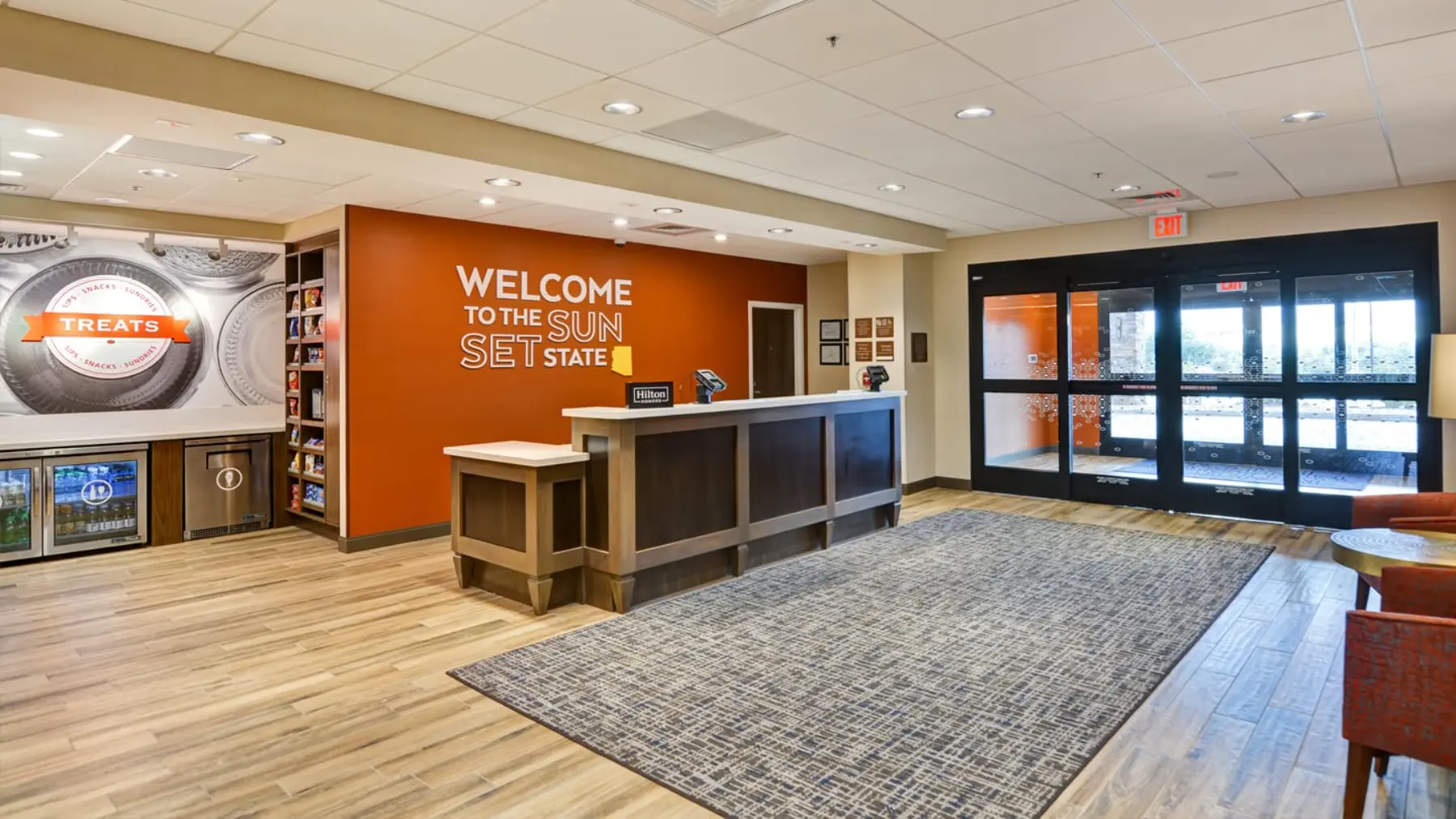 Hampton Inn and Suites Marana front desk